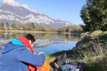 jeune mangeant au bord d'un lac