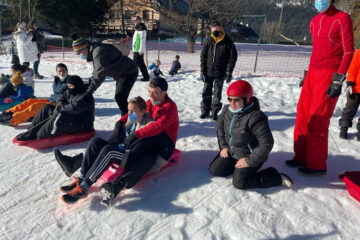 jeunes faisant de la luge